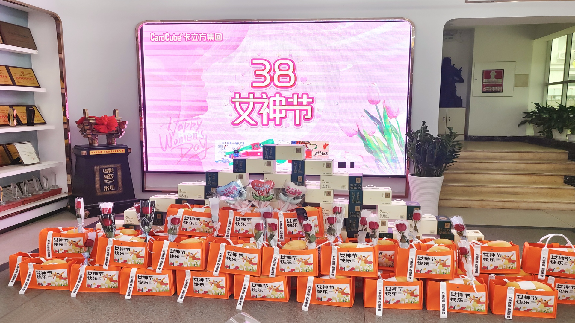 凯时集团智能卡工厂腕带厂家：以花为礼，，，，，致敬每一位 “女神”